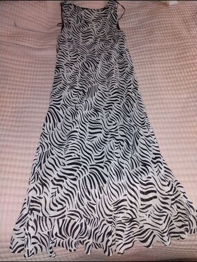Jessica Howard Black and White Zebra-Print Maxi Dress